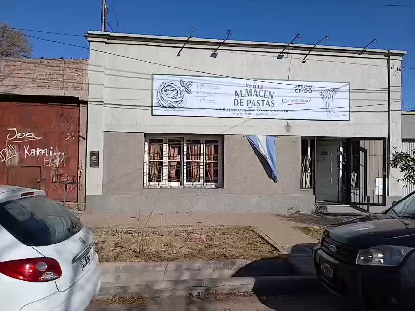 Frente del local de Reggina en Rodeo de la Cruz, con el cartel nuevo de Almacén de Pastas
